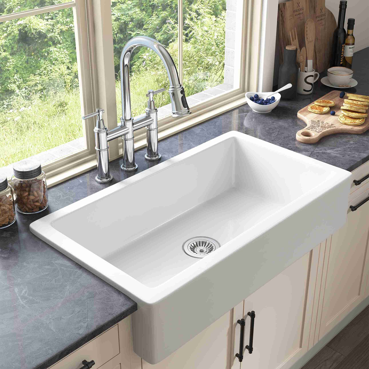 Transitional Bridge Kitchen Faucet with Pull-Down Sprayhead in Matte Black